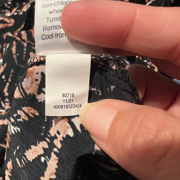 Nine West Women's Button Down Blouse Black Tiger Stripes Size Medium NWT - Picture 8 of 8